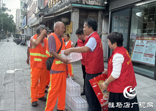 驿城区身边好人协会开展“酷暑送清凉”文明实践活动