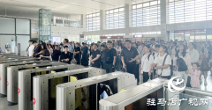 这个暑运，驻马店西站为旅客撑起一片清凉
