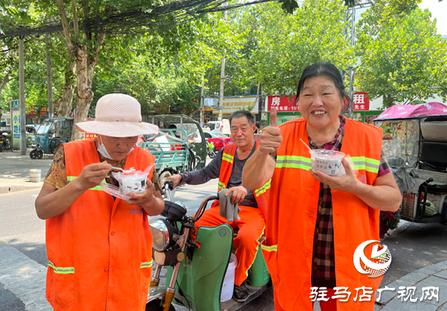 爱心商家为环卫工人送清补凉 致敬高温下的“城市美容师”