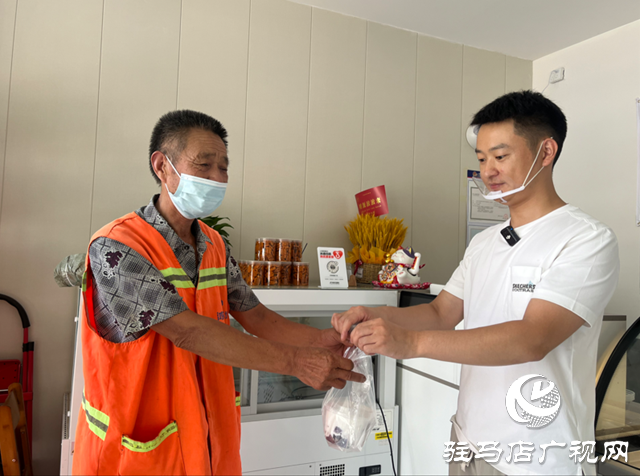 爱心商家为环卫工人送清补凉 致敬高温下的“城市美容师”