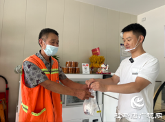 爱心商家为环卫工人送清补凉 致敬高温下的“城市美容师”
