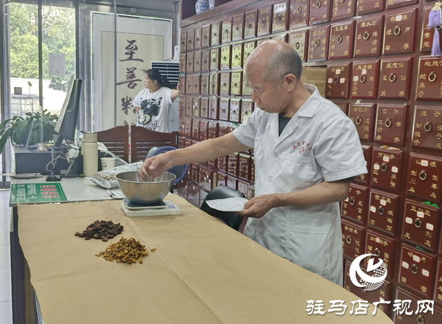 高温下的清凉守护:爱心中医馆为户外工作者免费供应酸梅汤