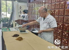 高温下的清凉守护：爱心中医馆为户外工作者免费供应酸梅汤