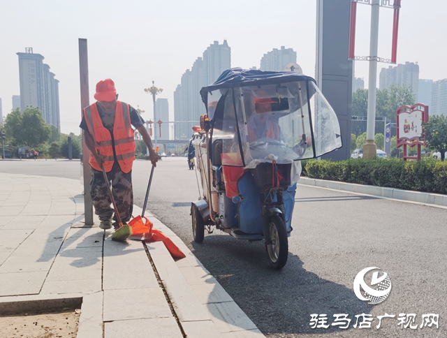 高温下的坚守:环卫工人用汗水守护城市整洁