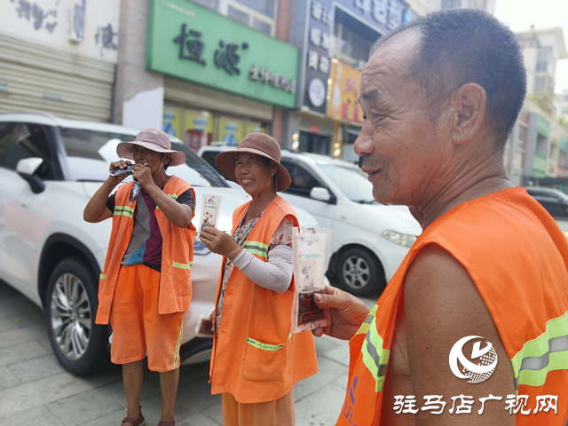 高温下的清凉守护:爱心中医馆为户外工作者免费供应酸梅汤