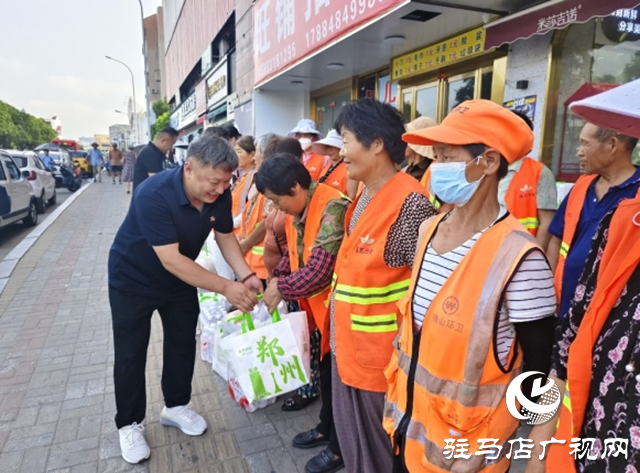 夏日送清凉！河南好人刘洪涛慰问一线环卫工人