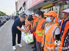 夏日送清凉！河南好人刘洪涛慰问一线环卫工人