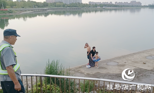 人民公园水域危险暗藏 违规游泳垂钓现象需警惕