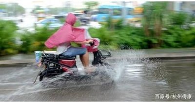 雨天长时间涉水骑行隐患多 电动自行车安全需关注