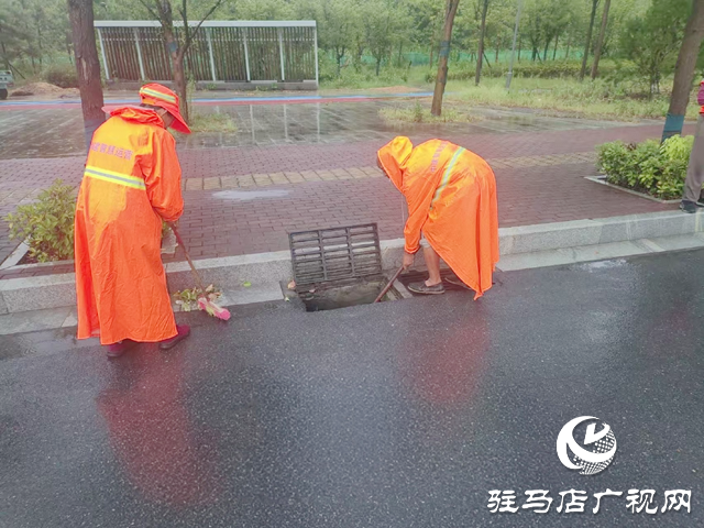 驻马店市城乡一体化示范区城管局：雨后清淤“快”行动 道路畅通“洁”为先