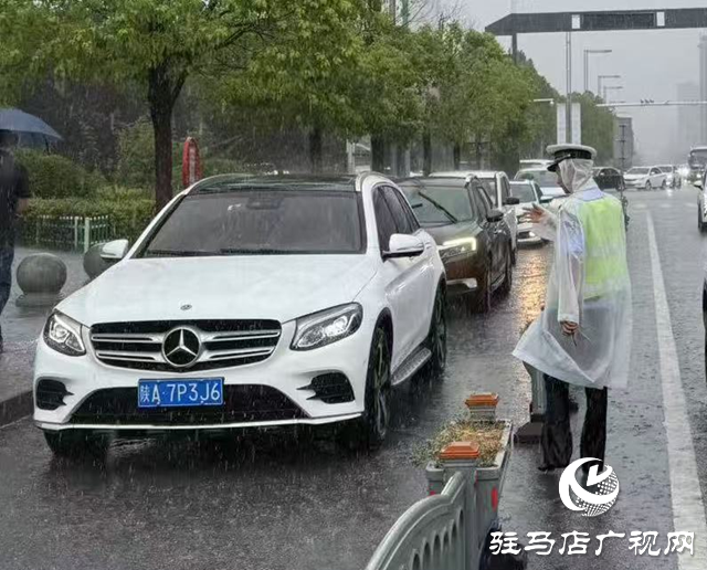 风雨中的荧光绿：示范区交警冒雨守护市民平安出行