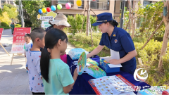 消防课开到家门口 居民实操灭火器学技能