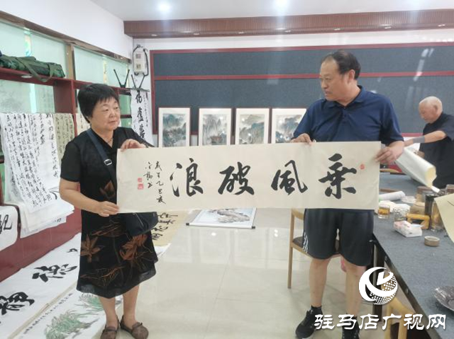 笔墨寄情贺金榜 丹青妙笔赠学子