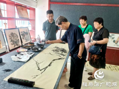 笔墨寄情贺金榜 丹青妙笔赠学子