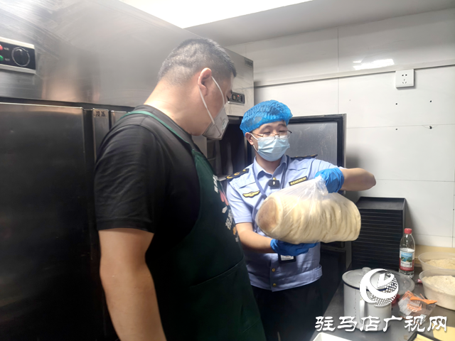 驻马店市市场监督管理局开发区分局突击检查夜市食品安全 守护市民“舌尖安全”