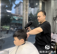 开学临近&ldquo;理发热&rdquo; 学生扎堆换发型
