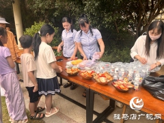 驻马店经济开发区翟庄居委会携手百合春天物业开展“暖心开学季”活动