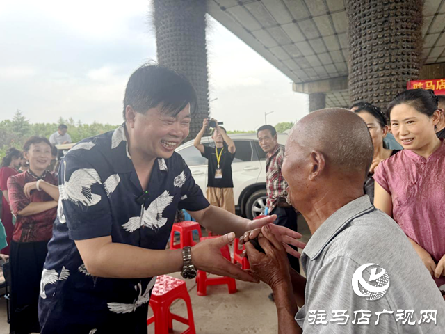 黄河戏剧节“送戏到身边”:戏曲名家走进社区 经典唱段回荡街头