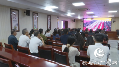 正阳县各界收看纪念中国人民抗日战争暨世界反法西斯战争胜利80周年大会现场直播