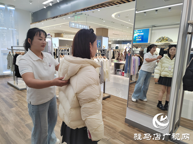 秋意渐浓“暖”先行 反季羽绒服销售旺