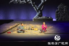 第十一届黄河戏剧节参演剧目话剧《孤村》在驻马店精彩上演