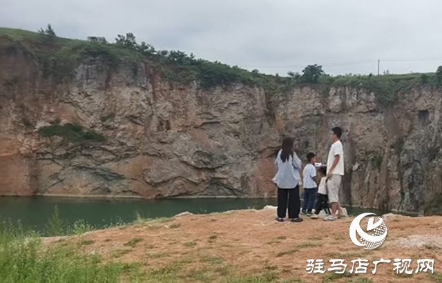 驿城区香山天坑:独特地质景观成游客热门打卡地