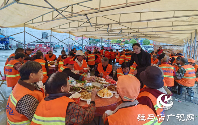 正阳县多部门联合慰问环卫工共庆中秋​