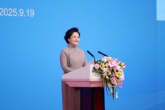 彭丽媛出席2025年联合国教科文组织女童和妇女教育奖颁奖仪式暨奖项设立十周年庆祝活动