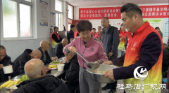 温情饺子宴 爱暖老人心
