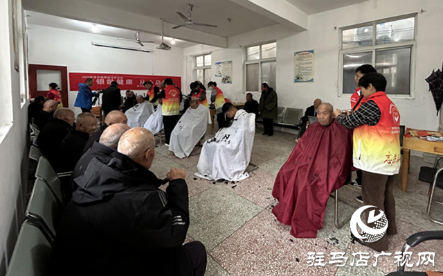 温情饺子宴 爱暖老人心