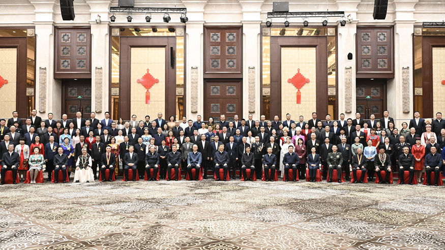 习近平接见新疆各族各界代表