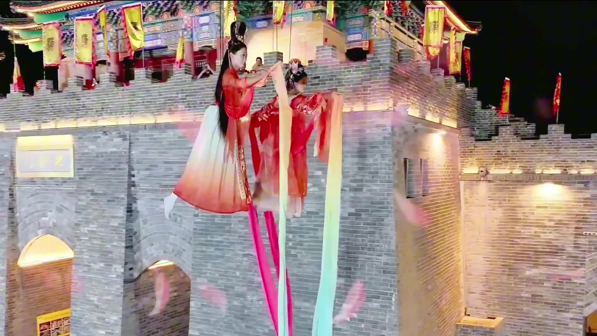 【大美天中】霓虹烁夜 汉服翩跹：驻马店皇家驿站上演视觉盛宴