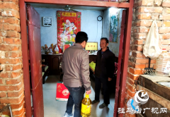 爱心人士慷慨解囊 社区中秋慰问筑起“温暖防线”​