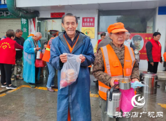 确山县盘龙街道生产街社区开展“迎中秋 庆国庆”慰问活动