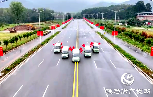 驻马店金顶山风景区盛装迎“双节” 国旗飘扬打造“中国红”打卡胜地