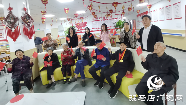 驿城区东风街道养老中心开展“迎国庆”主题活动 老人剪纸品月唱红歌暖度佳节