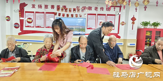 驿城区东风街道养老中心开展“迎国庆”主题活动 老人剪纸品月唱红歌暖度佳节
