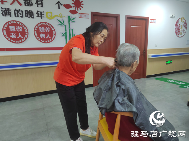 驿城区东风街道综合养老服务中心国庆服务“不打烊” 温情守护“夕阳红”