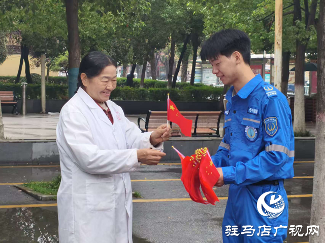 天中救援队40余名队员及志愿者化身“红色使者”传递爱国情怀