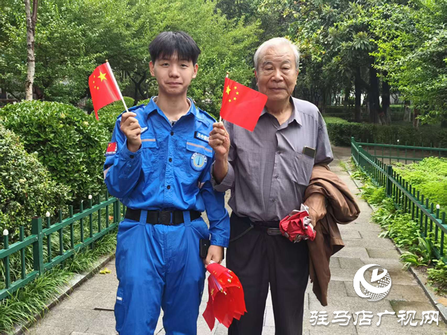 天中救援队40余名队员及志愿者化身“红色使者”传递爱国情怀