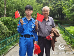 驻马店天中救援队组织开展“万面国旗赠市民”活动
