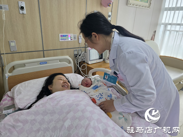 驻马店市中心医院：国庆宝宝扎堆出生 产房里的别样国庆