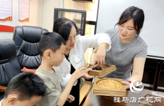 驿城区新起点心智障碍家庭支持中心开展“双节同辉 星光相伴”亲子活动