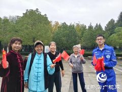 驻马店天中救援队赠万面国旗 绘就国庆“中国红”画卷