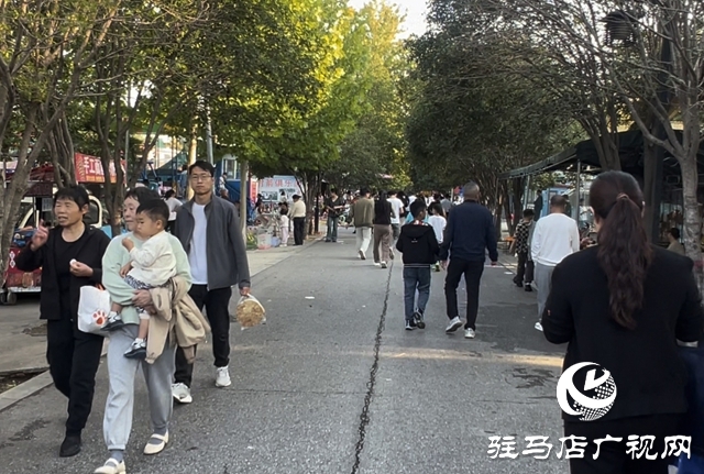 国庆小长假 公园游人如织