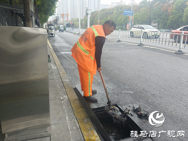 双节“不打烊”！驻马店市环卫工人全员坚守 守护城市洁净底色