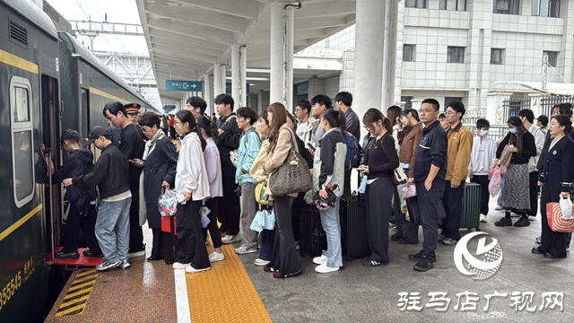 驻马店车务段“双节”假期发送旅客近20万人次