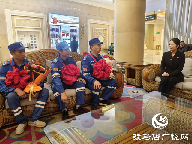 驻马店天中救援队：驰援广西百色勇士凯旋 雨中迎接致敬英雄