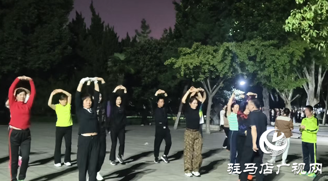 儿童公园变身市民“天然健身房” 晨昏锻炼成风尚