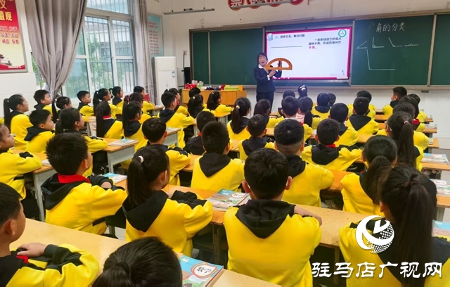 刘欣欣：执尺探数理 俯身育童心